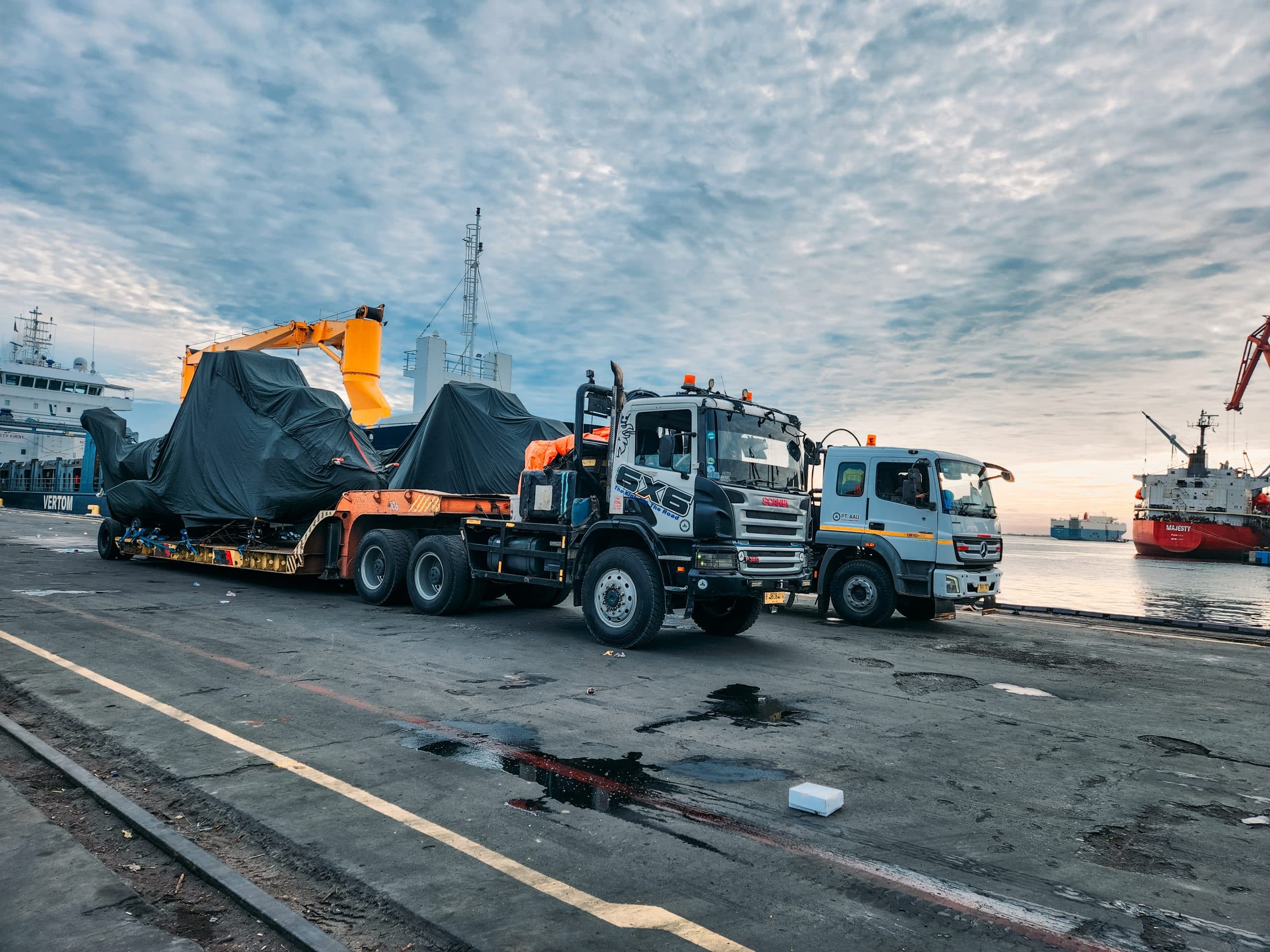 Armada trailer PT AAU mengangkut alutsista ke PT DI Bandung